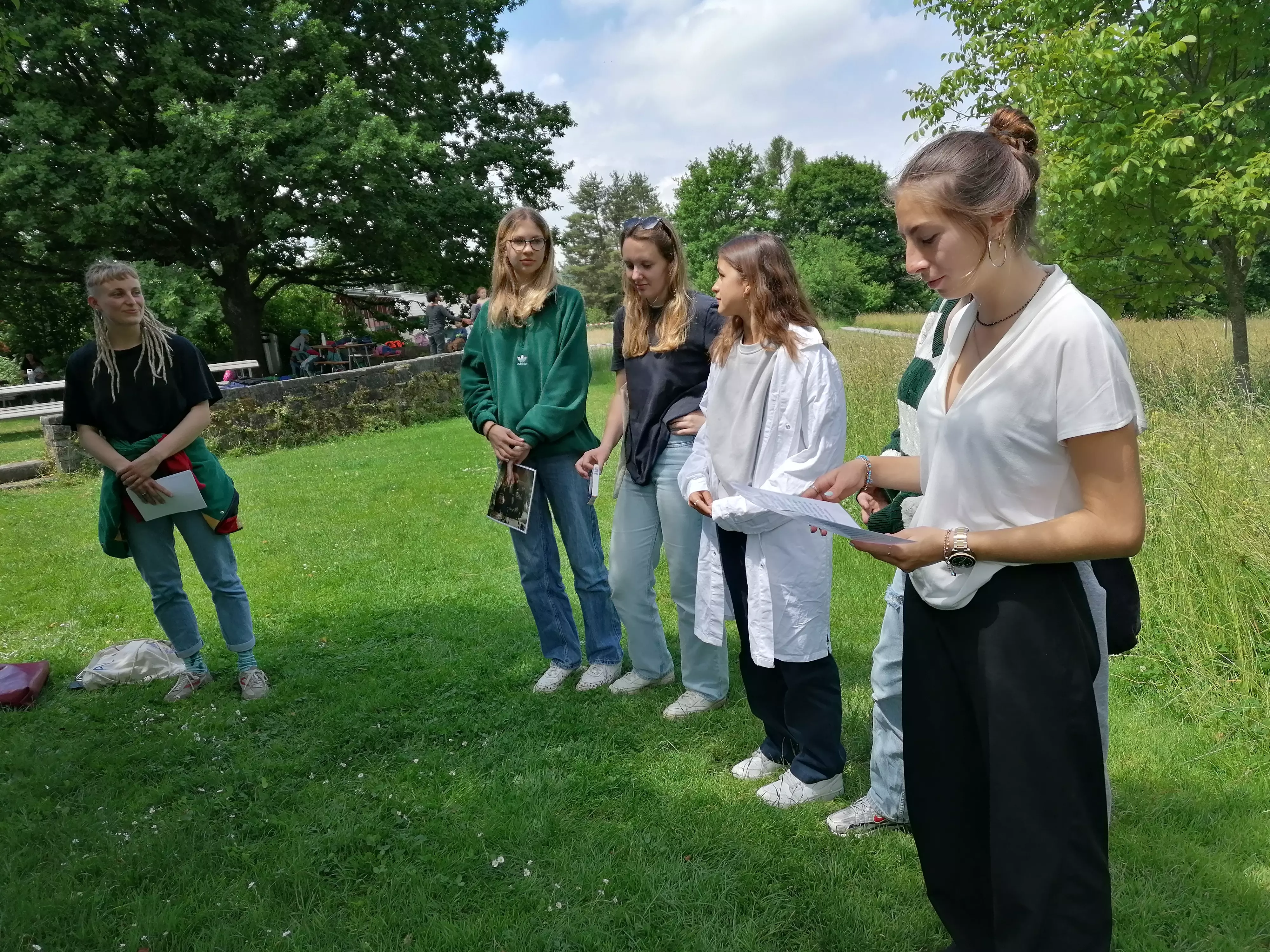Aline Rutz auf der Exkursion mit Schülerinnen (Foto: ??)