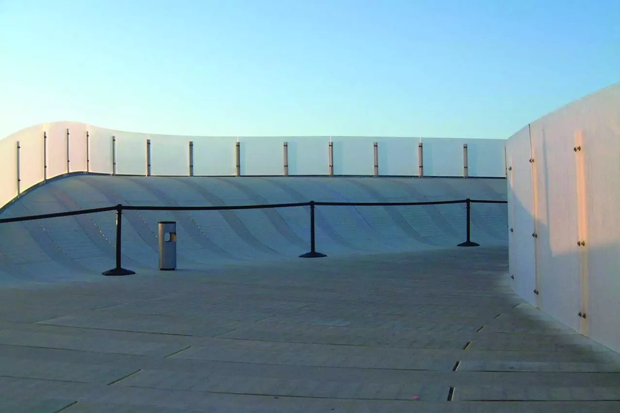 Schweizerische Landesausstellung EXPO.02 Yverdon  Die Angelbar über der Wolke hat eine tragende Struktur aus glasfaserverstärktem Kunststoff.