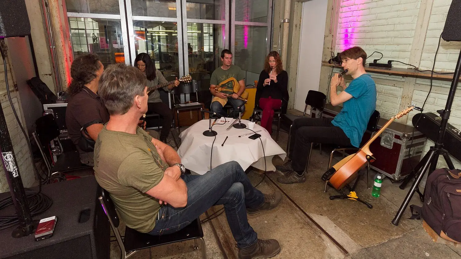 Die Band unterhält mit flotter irischer Musik
