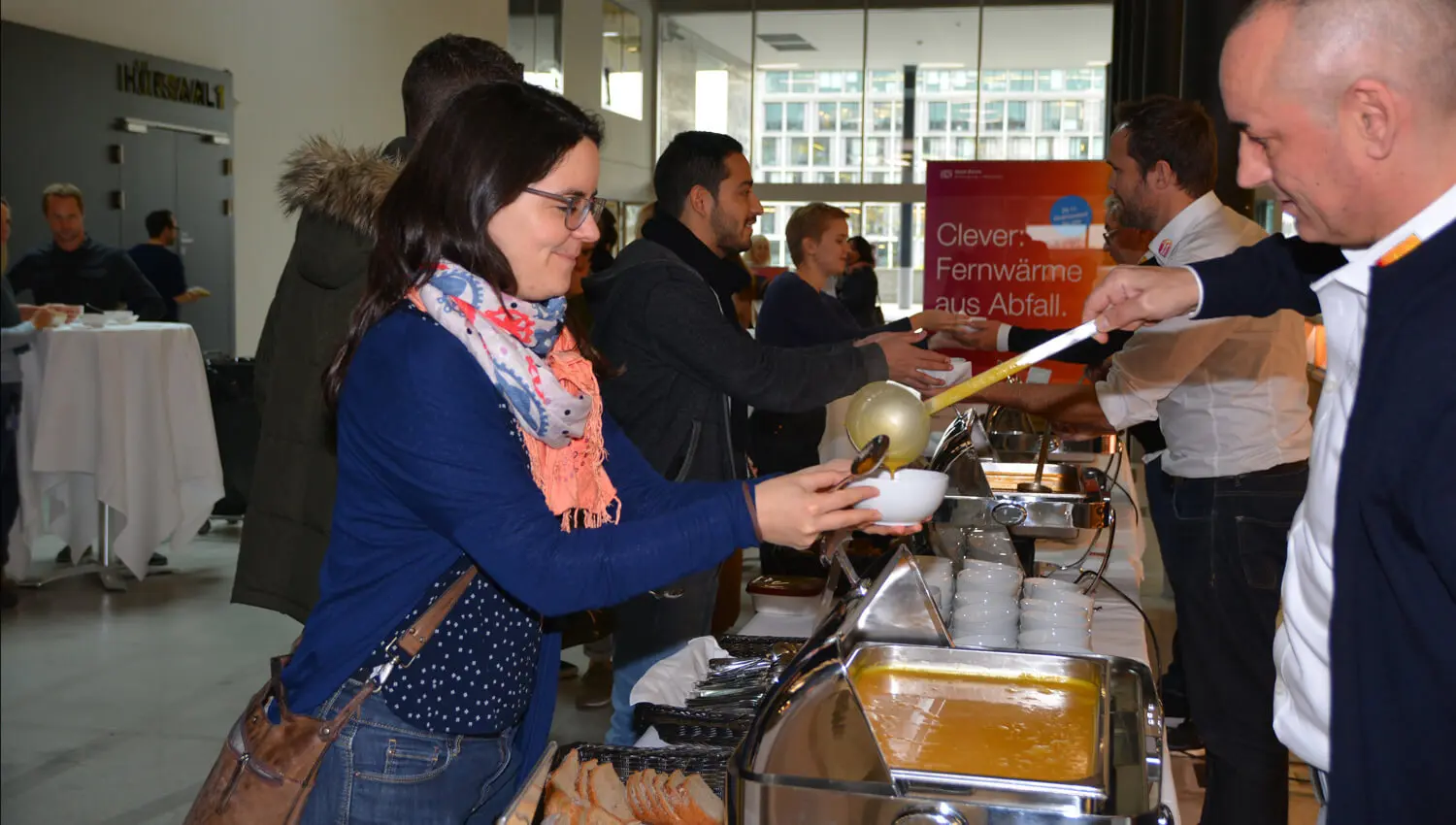 Studierende und Mitarbeitende stehen vor dem Suppenbuffet in der Empfangshalle des Toni-Areals und holen sich einen Teller Suppe.