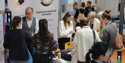 Bild vergrössern: mehrere Personen am Stand von Thermoformbare Orthese
