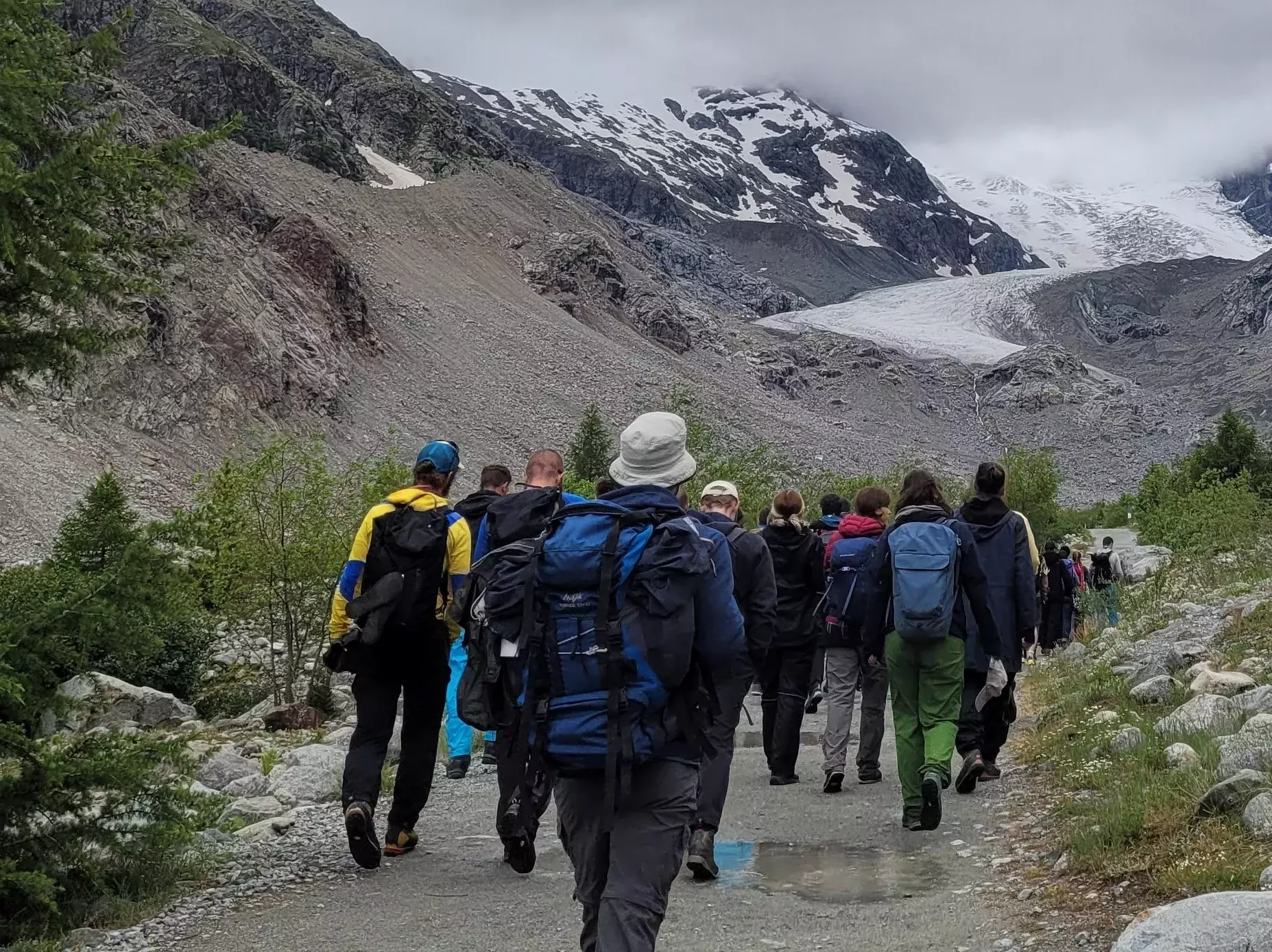 Studierende auf dem Weg zum Gletscher