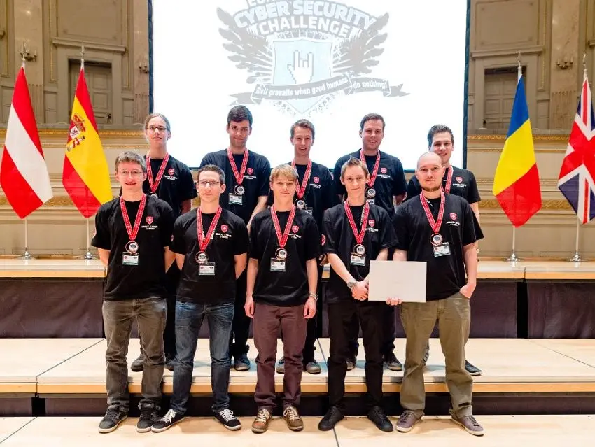 An der Europameisterschaft der Nachwuchshacker erreichte das Schweizer Team mit ZHAW-Masterstudent Damiano Esposito (hinten rechts) den dritten Platz.