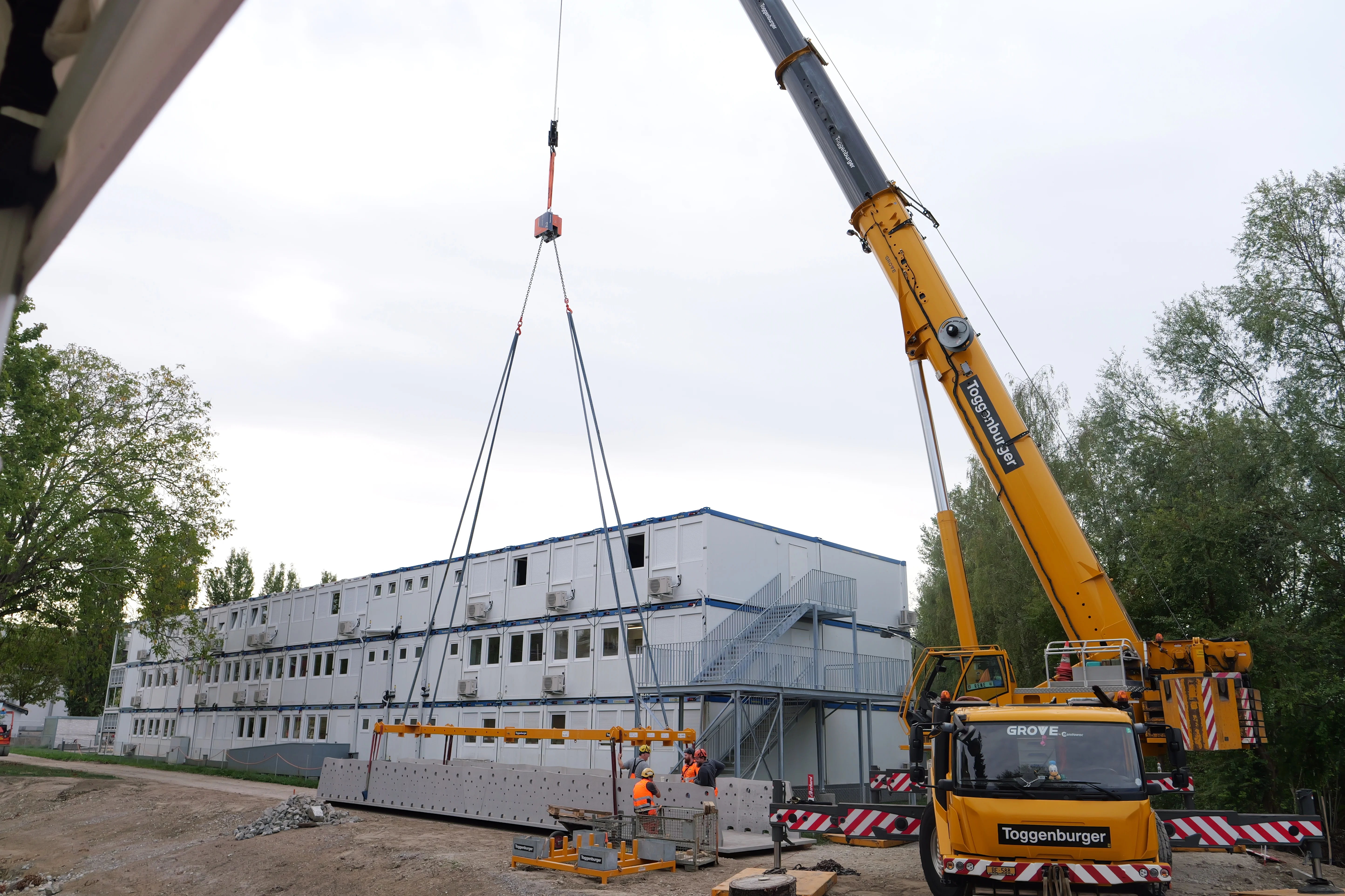 Vorbereitete CPC-Brücke Optima vor dem Einhub mit Pneukran