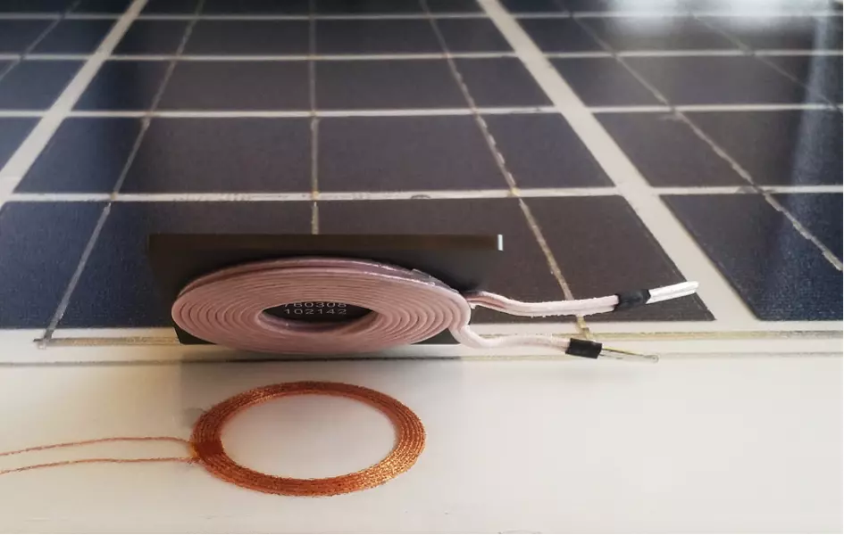 Bild zeigt ein Solarmodul mit zwei kleinen Kumpferspulen