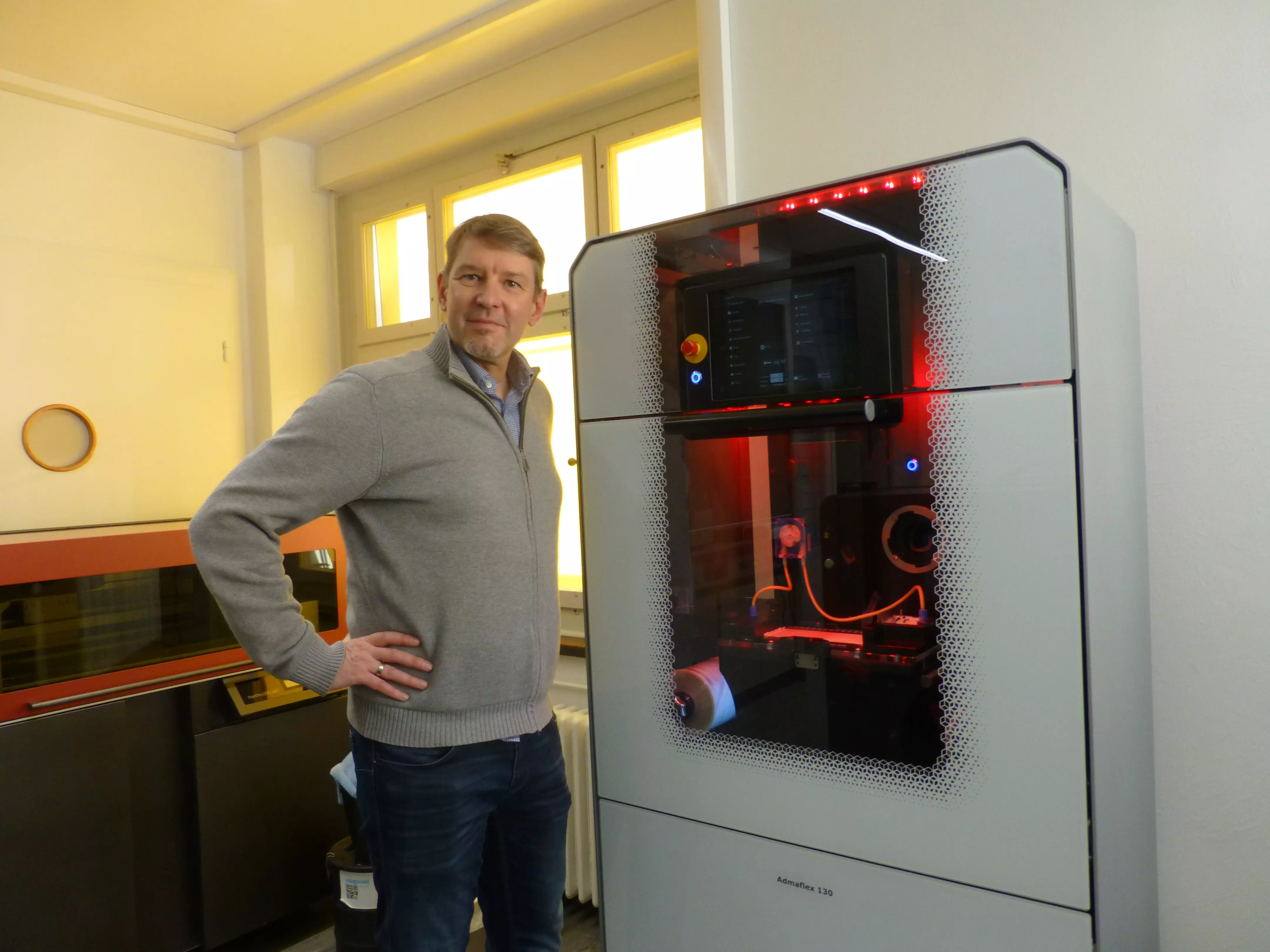 Prof. Dr. Dirk Penner next to the new DLP printer, enlarged view
