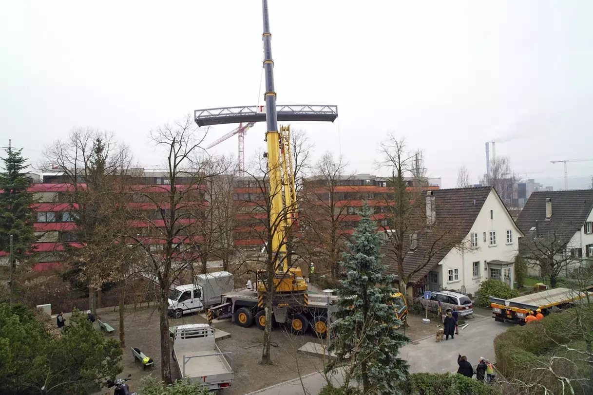 Schecobrücke Winterthur (PSM-Modul) Die Brücke wurde im Werk vorgefertigt und mit einem Mobilkran auf die vorbereiteten Widerlager eingehoben.