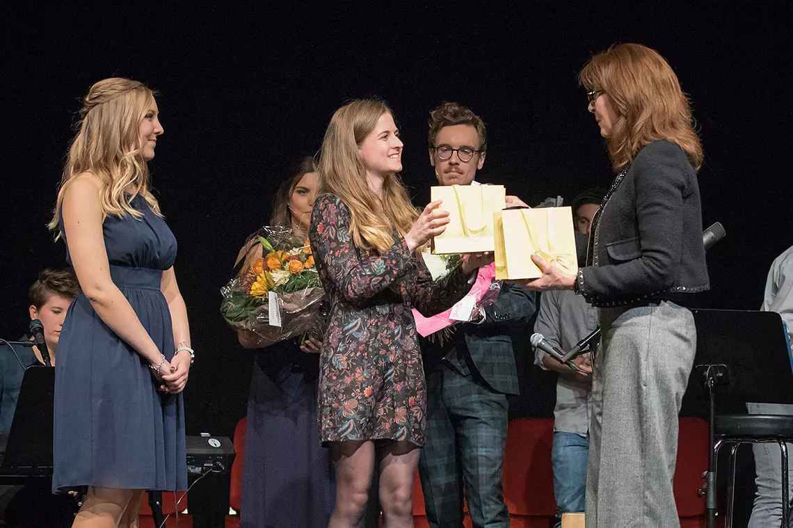 Bild der Preisträgerinnen Anna-Sophie Herbst und Corina Oertlian der Diplomfeier des BA Kommunikation 2018