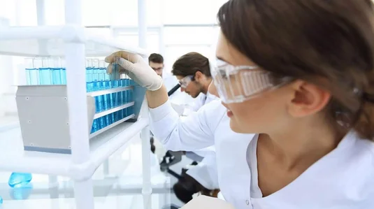 Vergrössern: Laborantin mit Schutzbrille