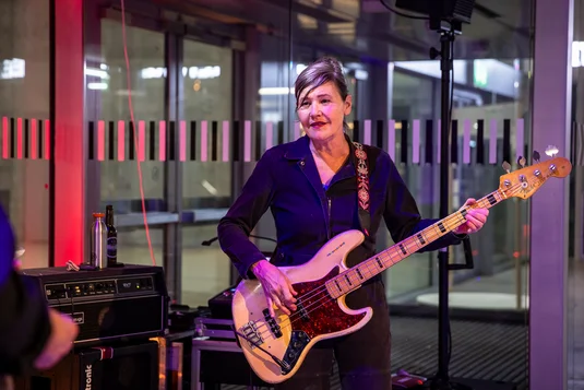 Bild vergrössern: Musikerin der Band Trio from Hell spielt E-Bass