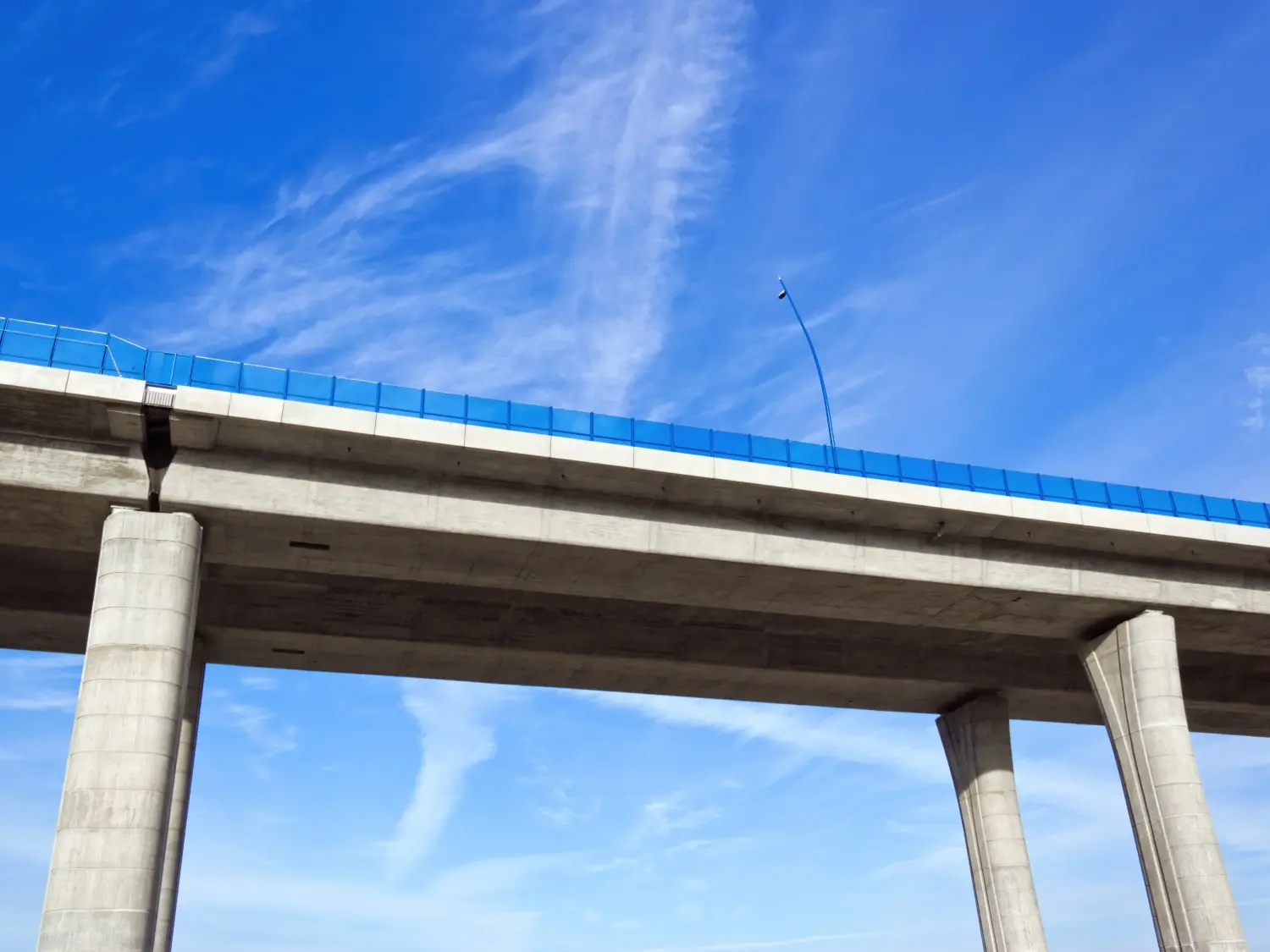 Autobahnbrücken halten den Kräften, denen sie im Alltag ausgesetzt sind, nicht ewig stand.