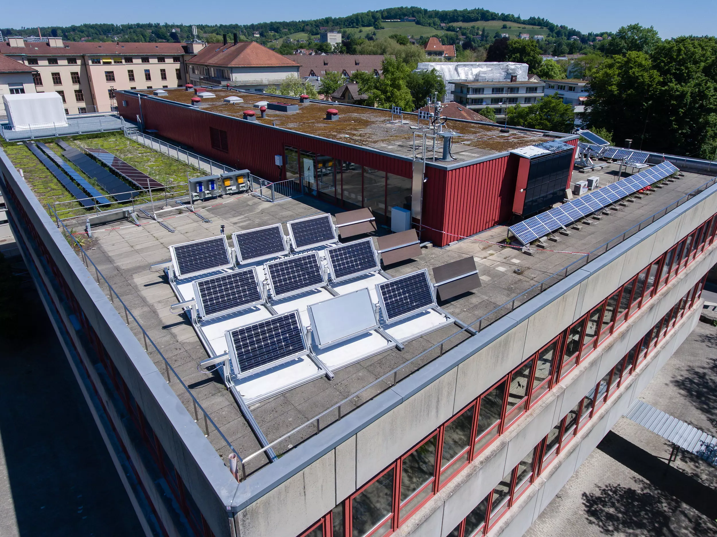 Die Abbildung zeigt den BIFOROT-Teststand, mit welchem die Analysen mit den bifacialen Solarmodulen durchgeführt wurden. Auf der Dachanlage befinden sich die 12 Solarmodule.