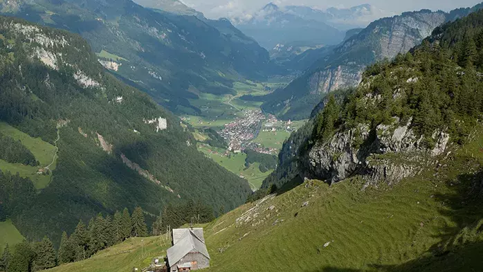 Foto von Landschaft; Blick vom Untersaum über das Muotatal. Bild: Peter Marty