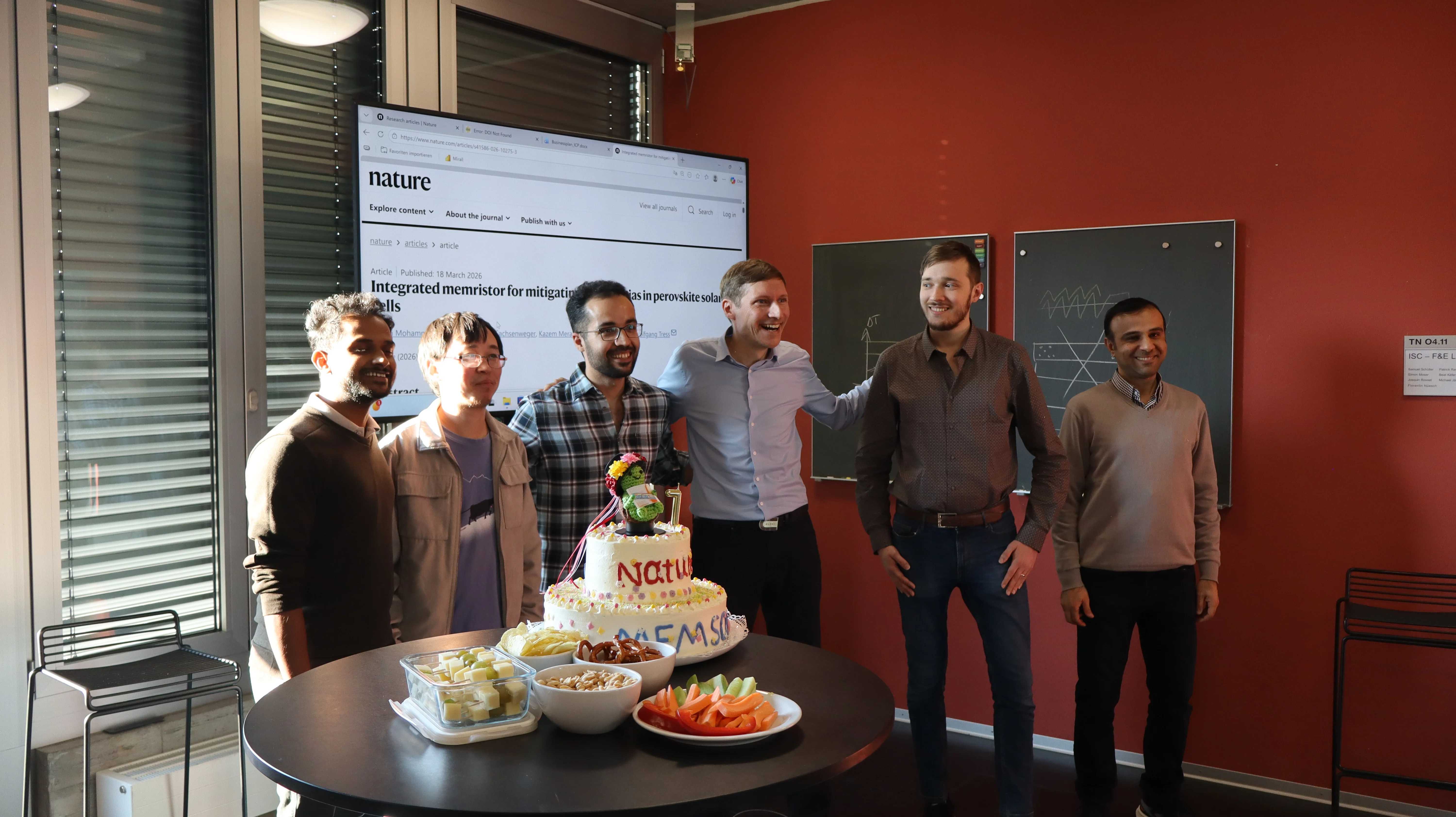Das Memsol Team feiert die Publikation in Nature.