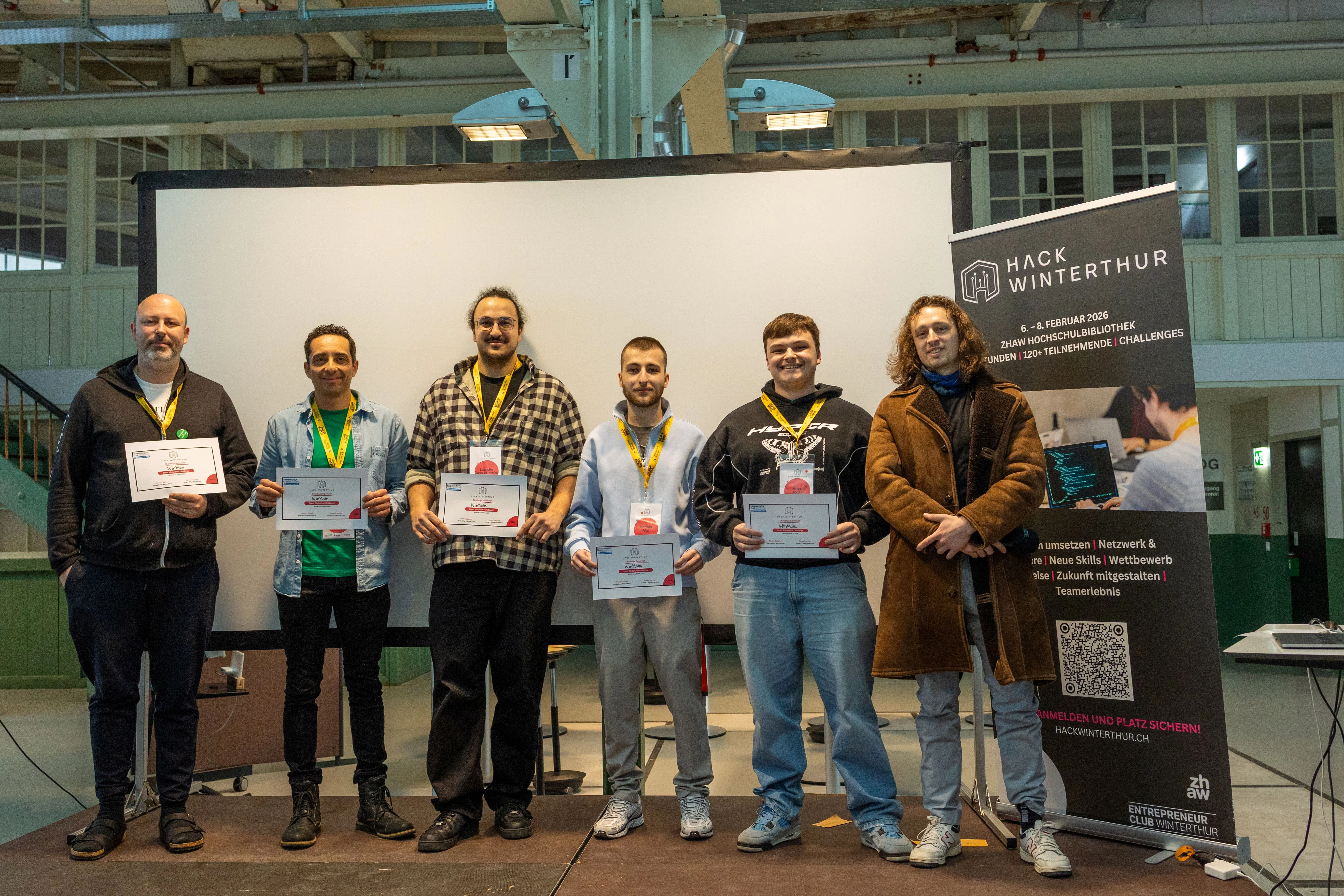 Ein Gruppenfoto vom Hack Winterthur mit den Gewinnern Anes Hodza und Meriton Aliu.