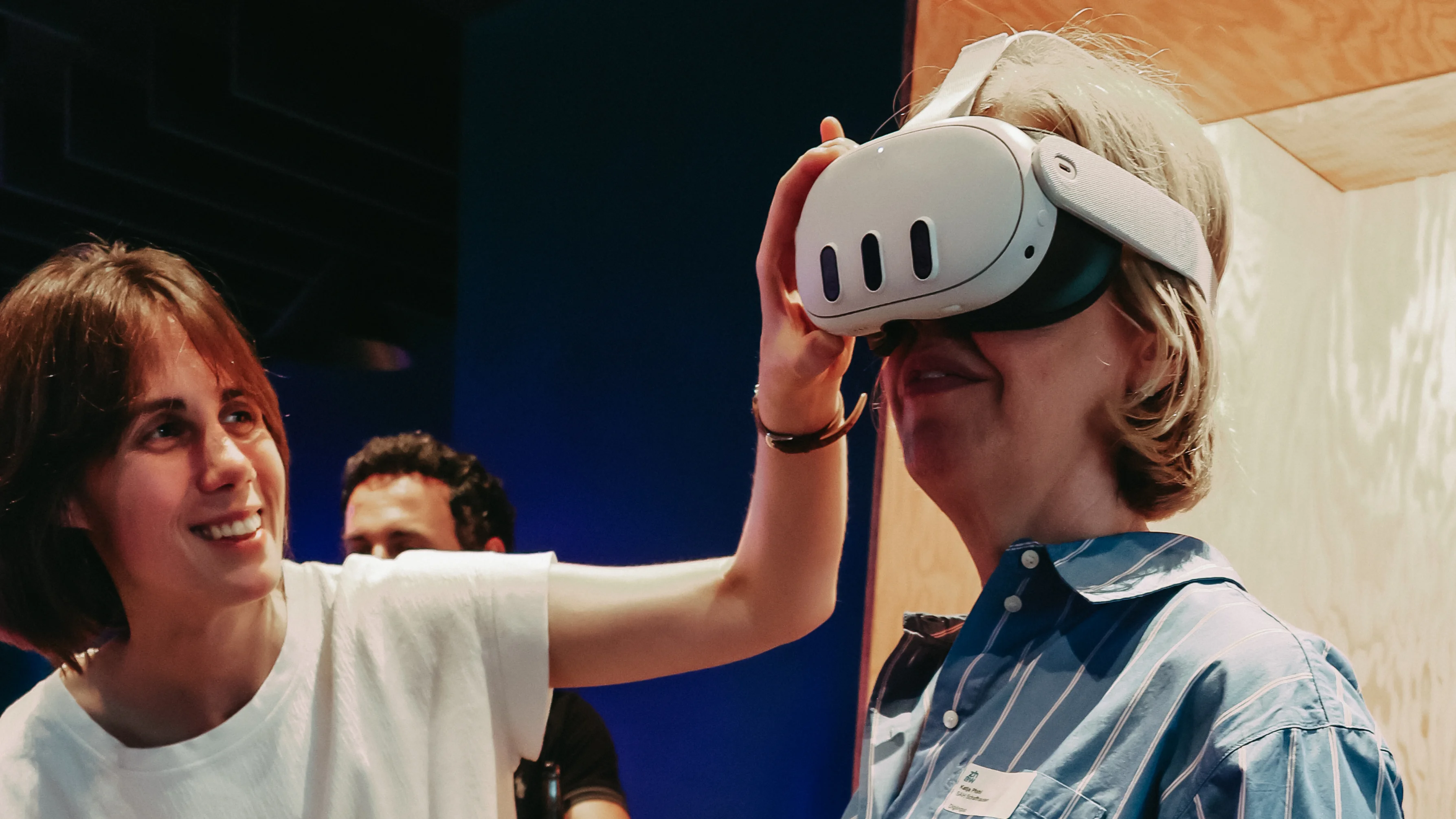 Zwei Frauen probieren eine VR-App aus.