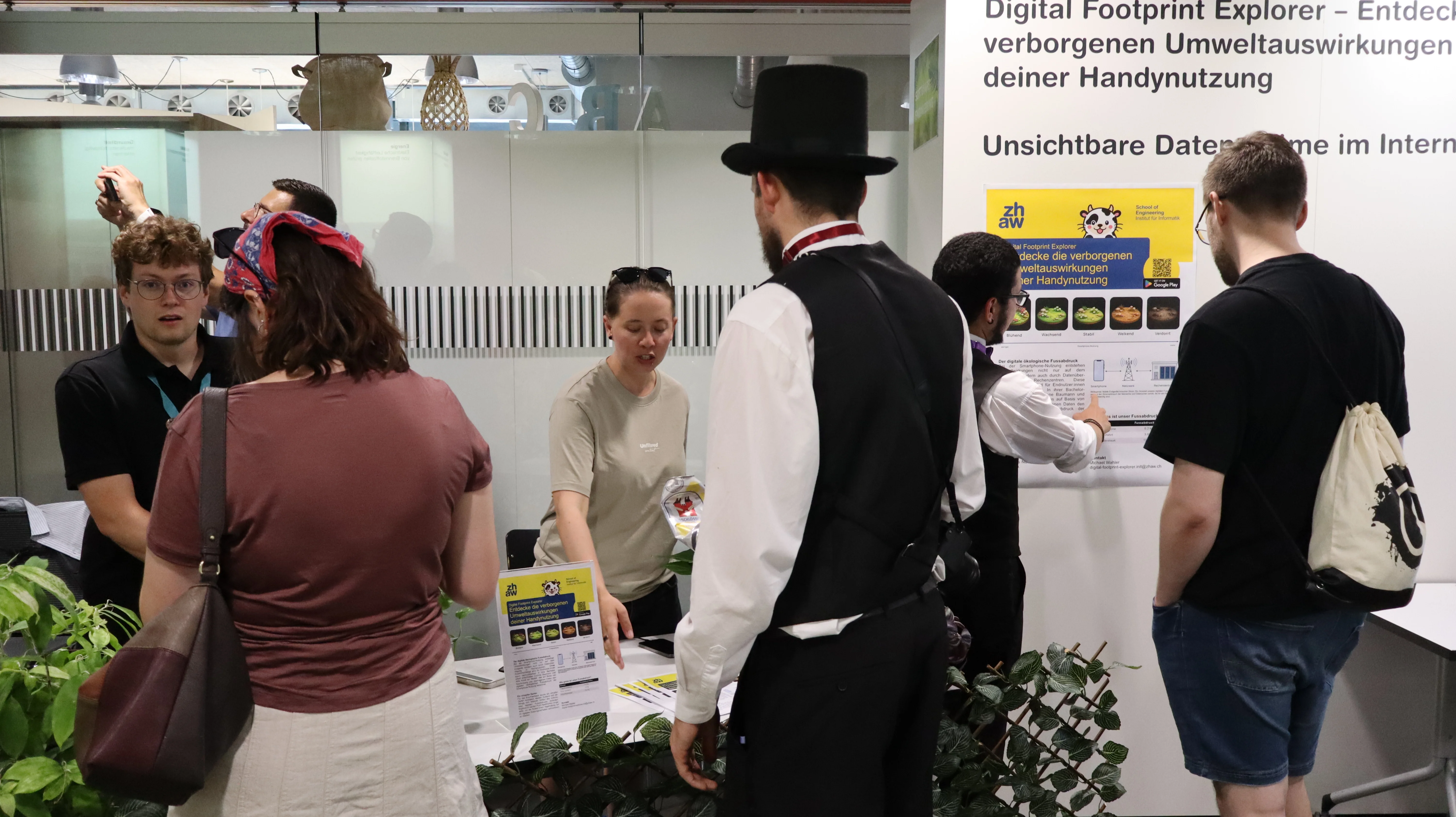 Die Absolvierenden stellten die Bachelorarbeit an der Nacht der Technik an der ZHAW School of Engineering vor.