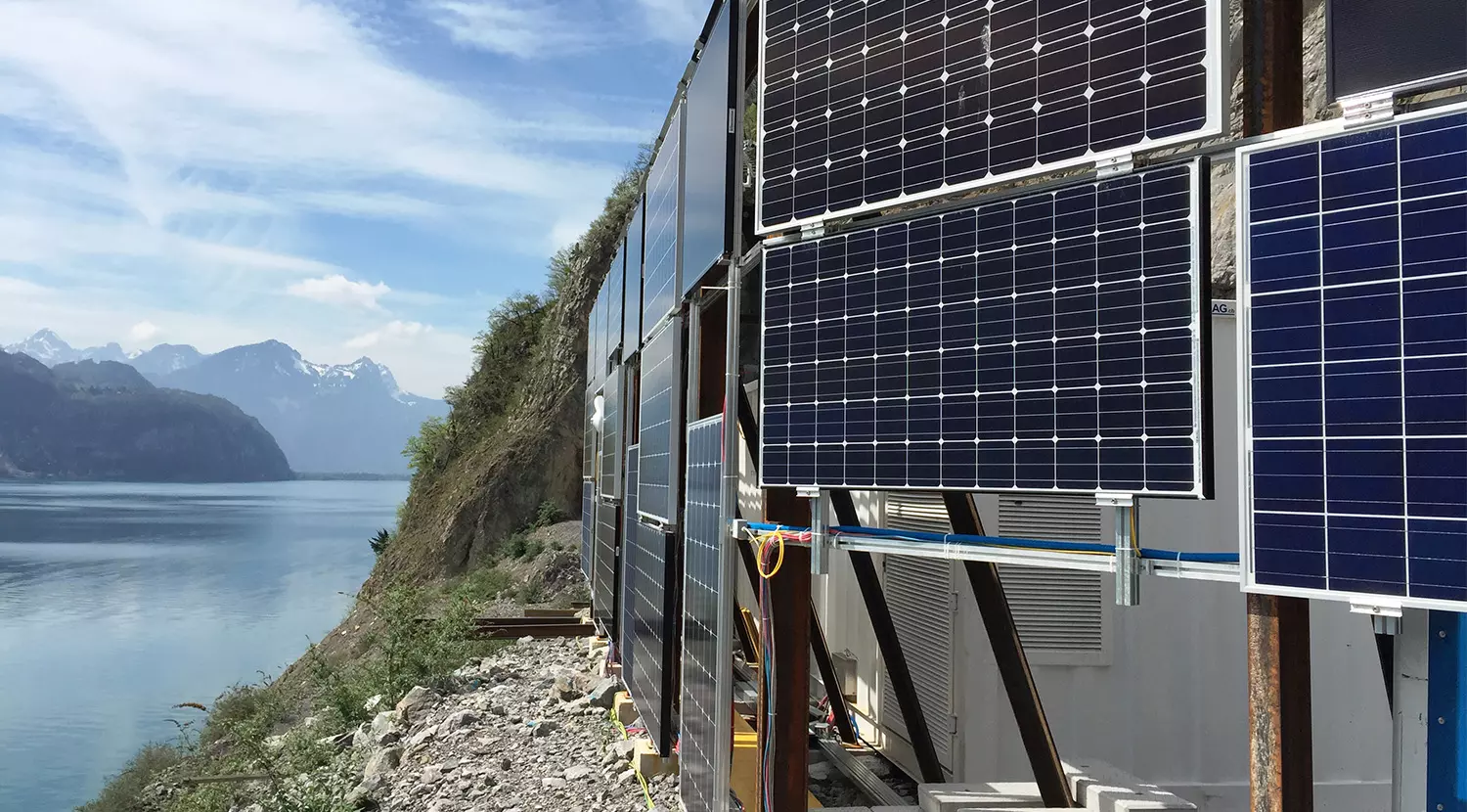 Photovoltaik Versuchsanlage im Steinbruch Schnür am Walensee. Vergrösserte Ansicht.