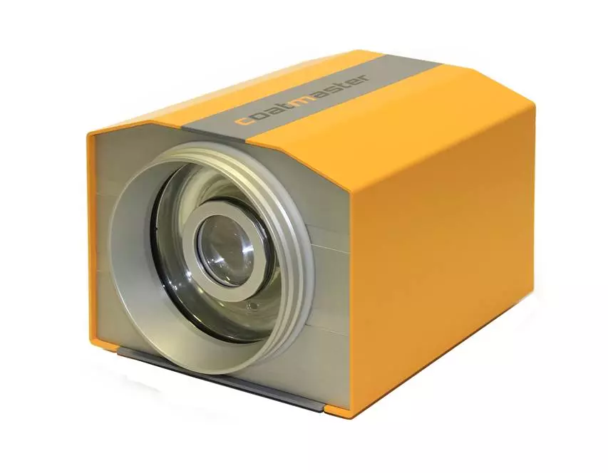 Das Bild zeigt den Coatmaster (gelbes Metallgehäuse mit Blitzlampe und Detektor in der Frontplatte)