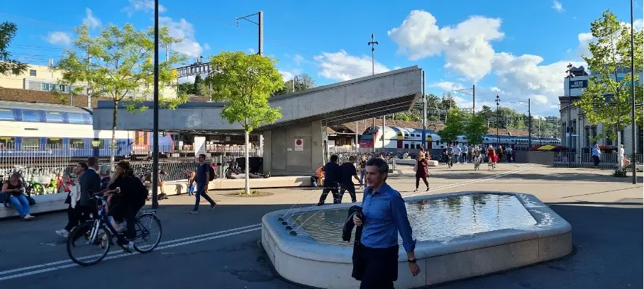 Kesselhausplatz Winterthur with people moving and trains in the background