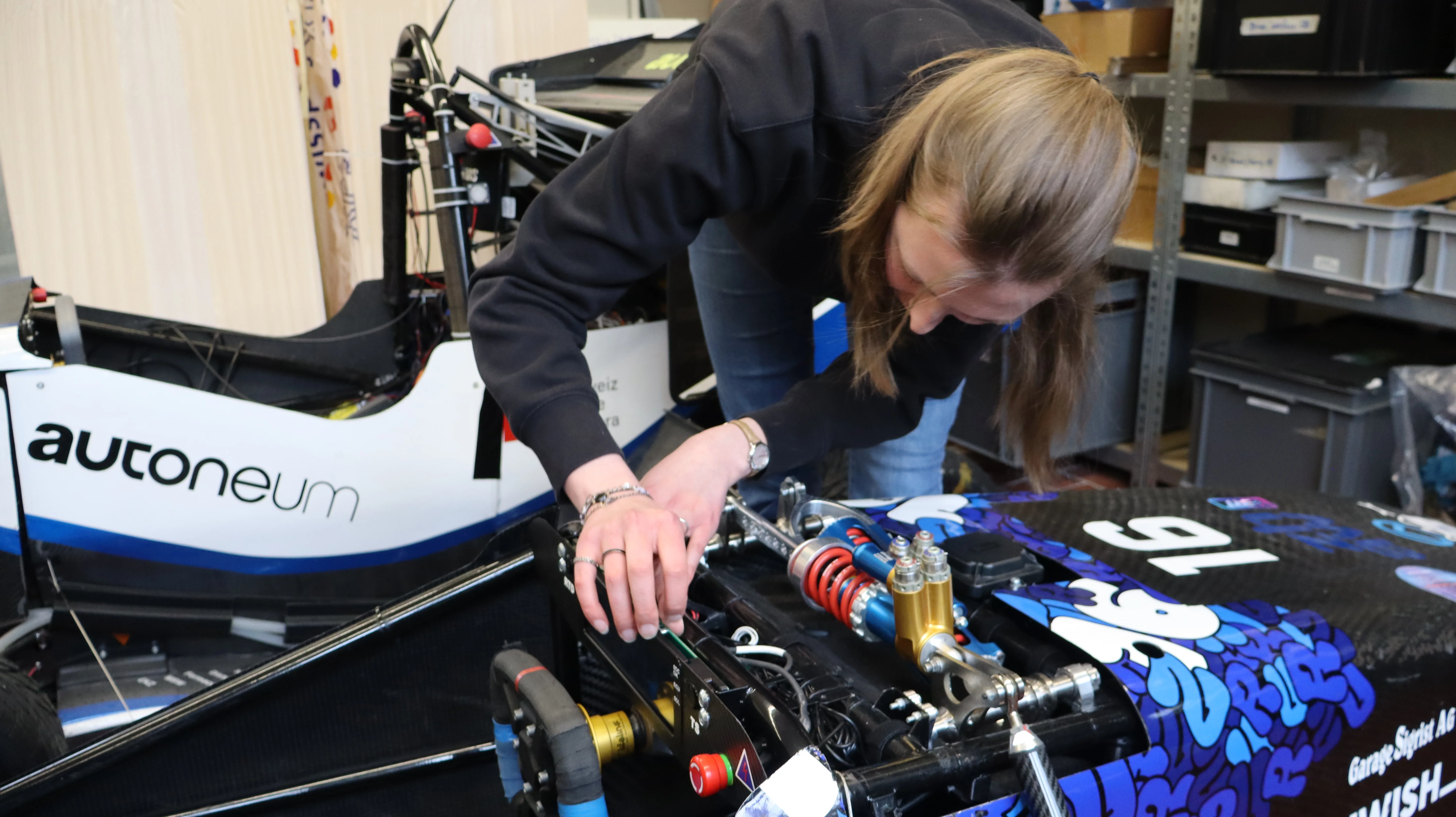 Timea Kriz arbeitet am Cockpit des Autos von Zurich UAS Racing.