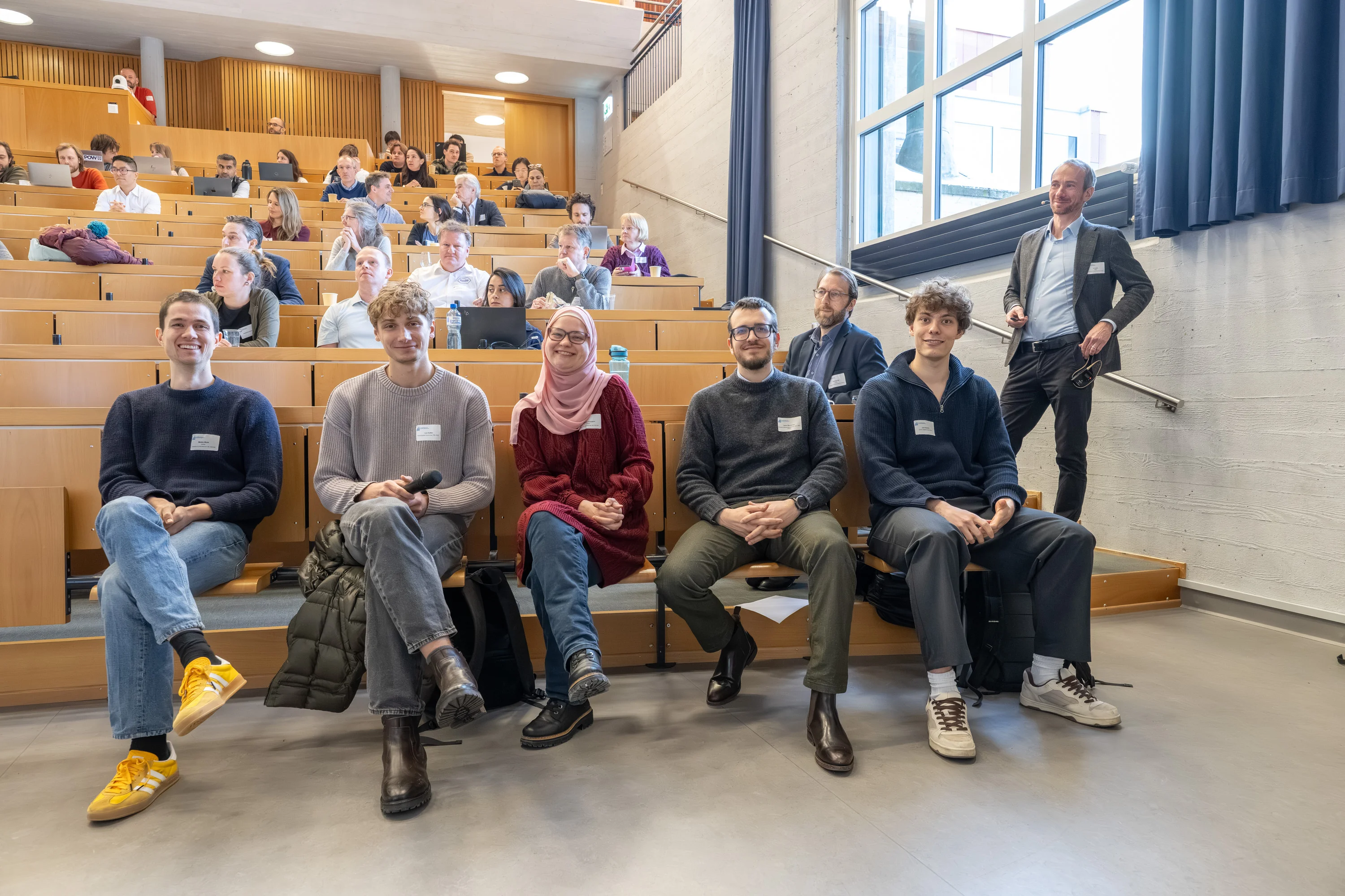 Die Studierenden, die über ihre Projekte berichteten, nebeneinander sitzend im Vorlesungssaal