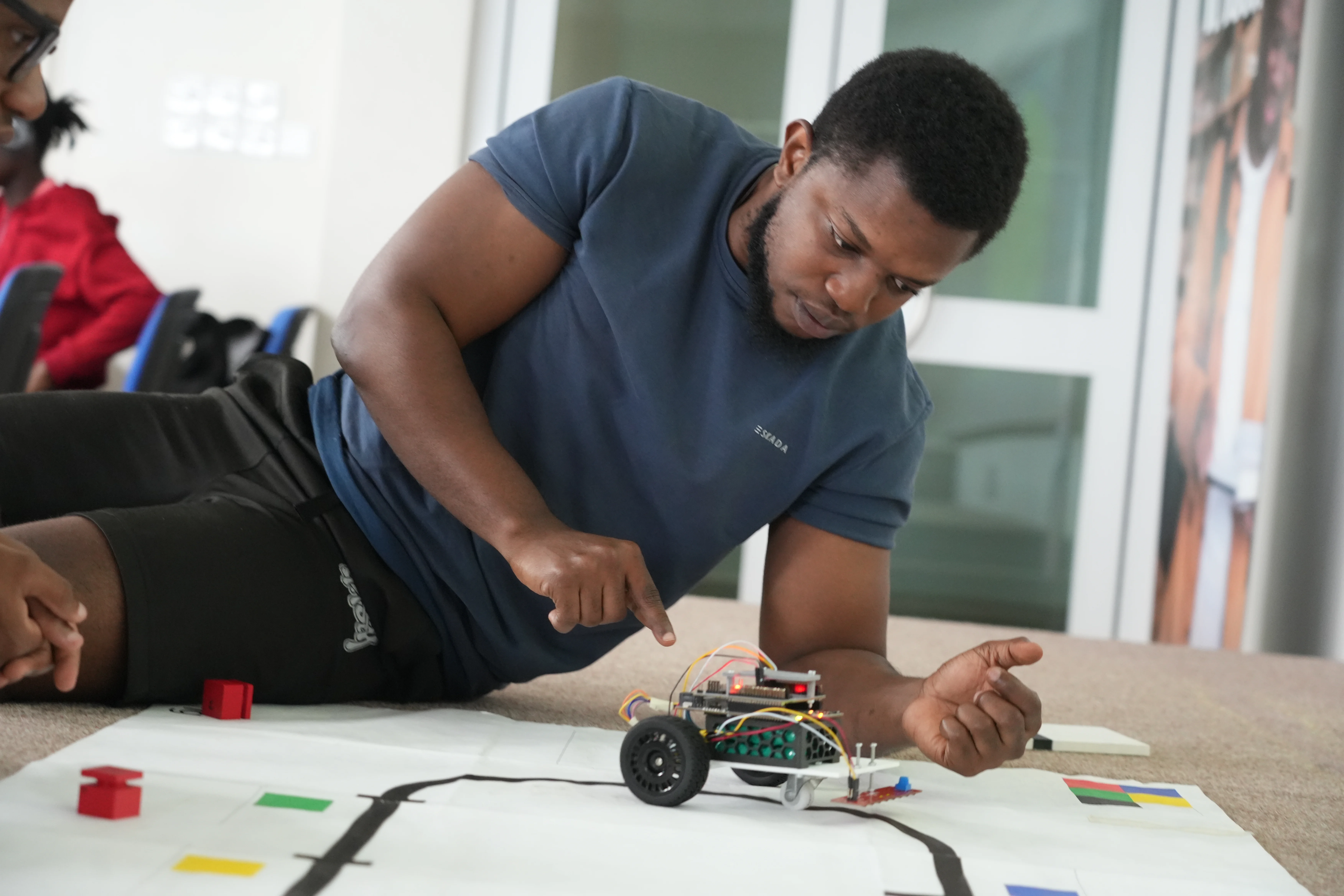 Ein Studierender testet den Roboter auf dem Kurs.