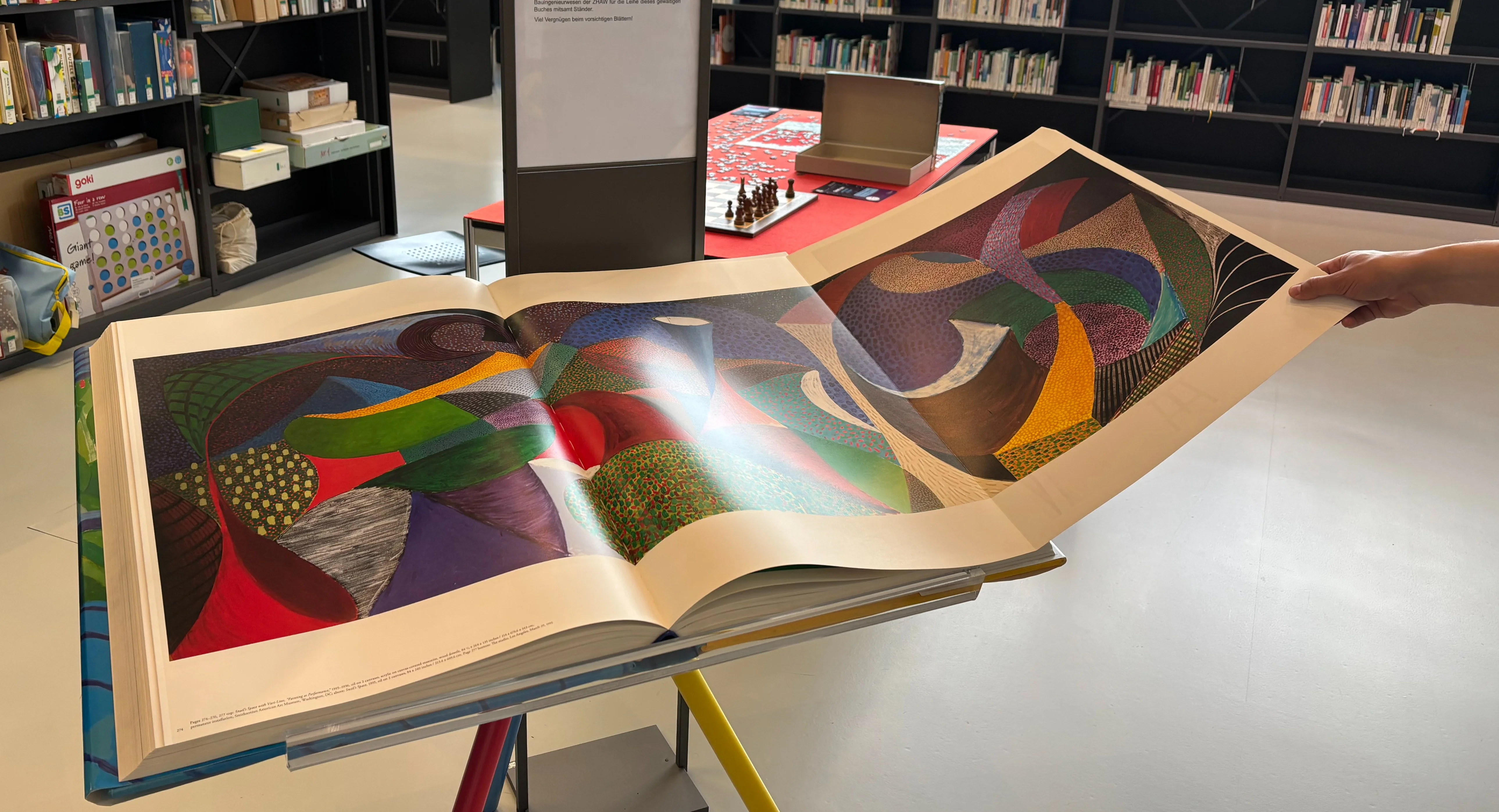 Grosses Buch in der Ausstellung