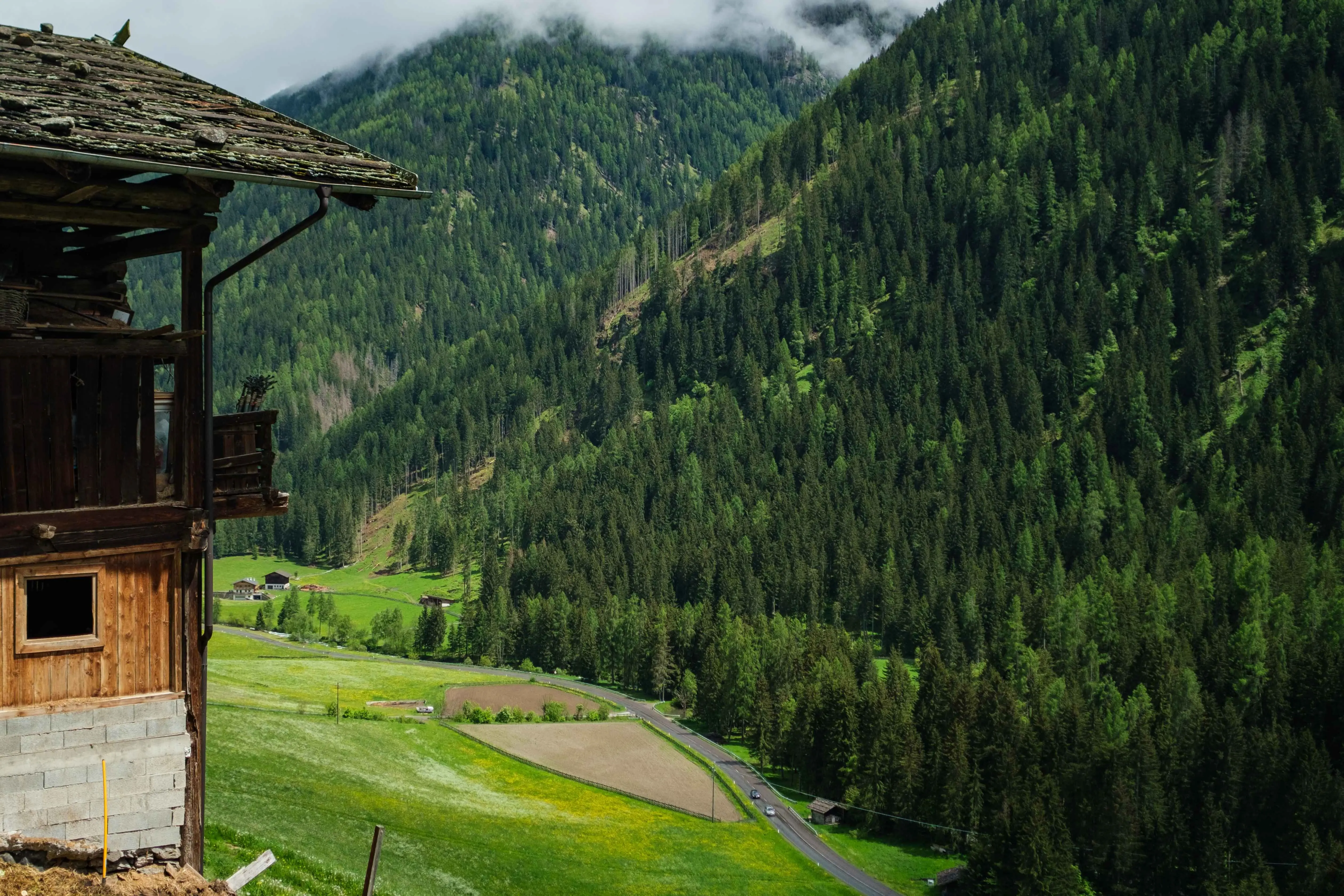 Landschaftliche Eindrücke verschiedener Bergbaubetriebe, die für die Interviews besucht wurden.