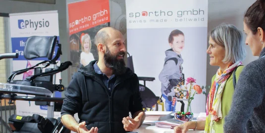 Bild vergrössern: drei Personen am Stand von Sportho GmbH