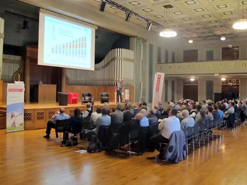 Prof. Dr. Franz Baumgartner referiert zum Thema: "Solarstrom erzeugen, nutzen und speichern". 