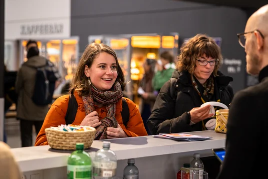 Bild vergrössern: Alumna begrüsst Empfangsteam