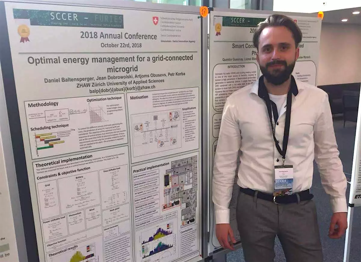 Das Bild zeigt unseren Masterstudenten Daniel Baltensperger vor seinem Poster