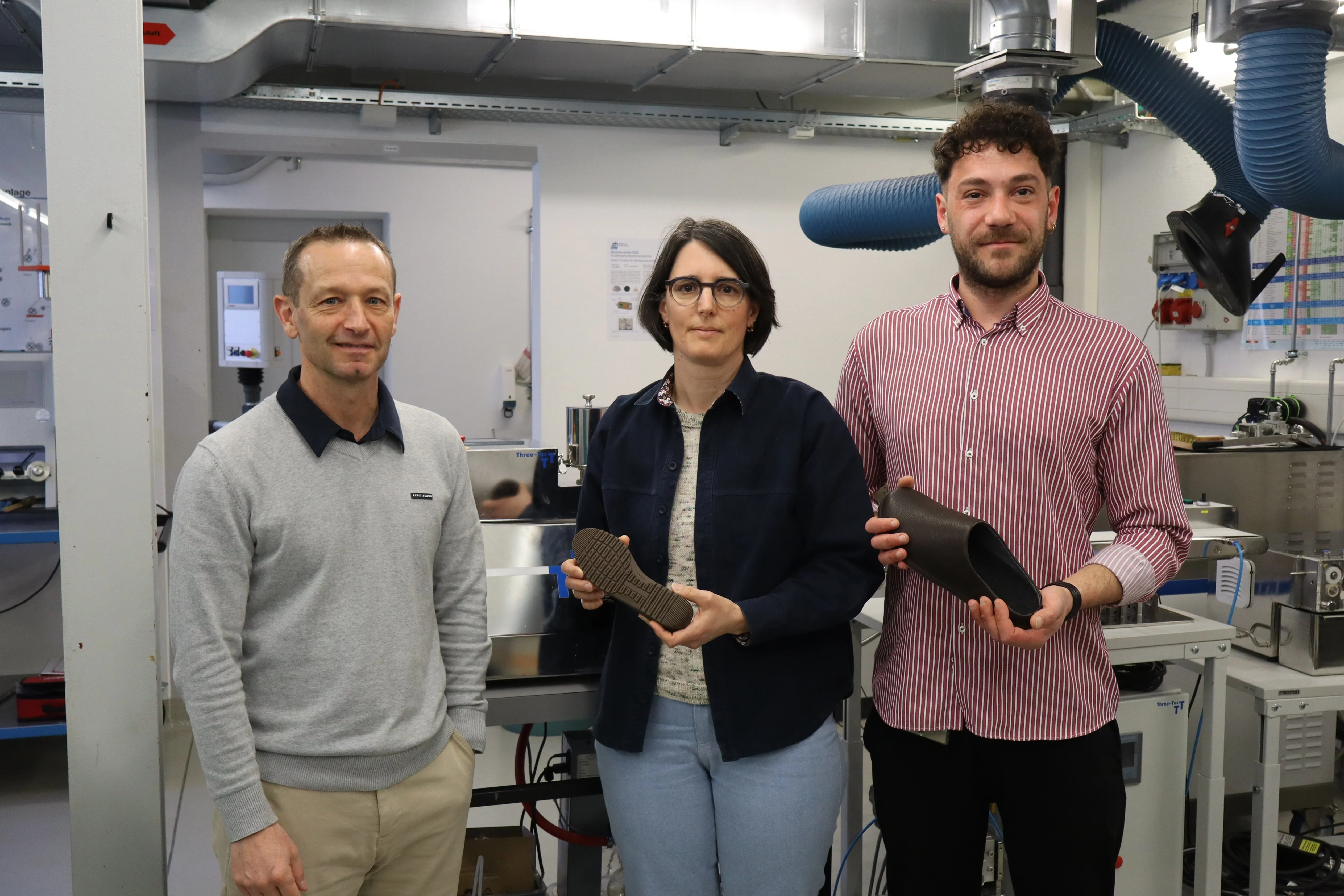 Das Team vom IMPE zeigt die bioabbaubare Schuhsohle.