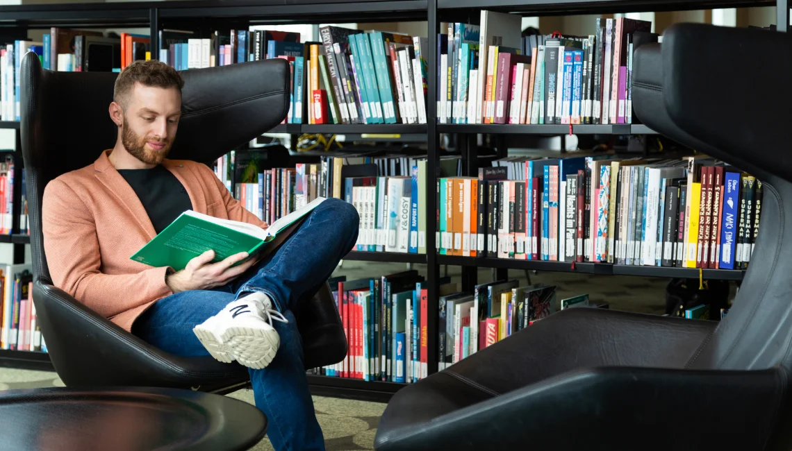 Student am Lesen in der Bibliothek