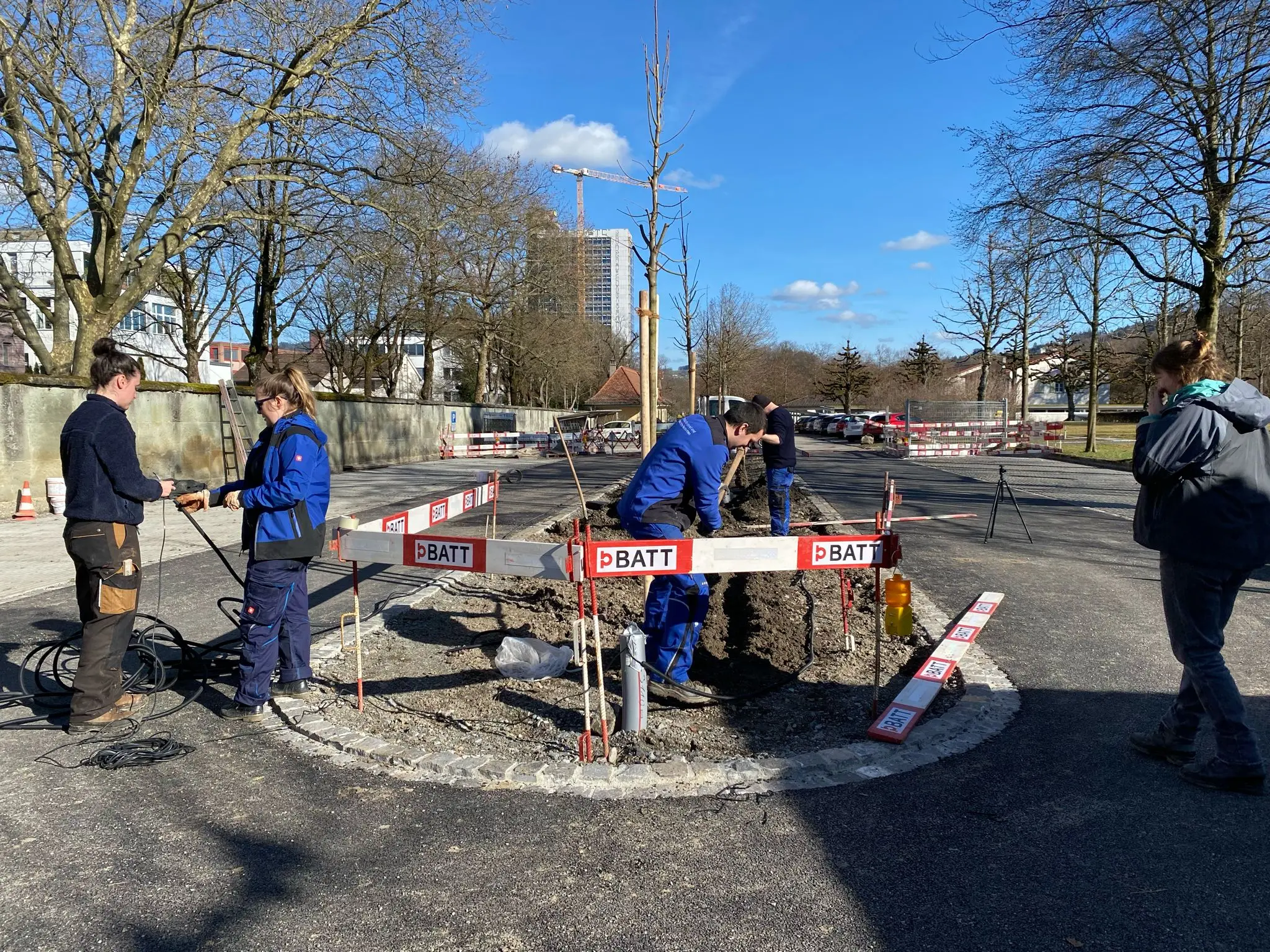 Mithilfe bei Baumpflanzung und Sensorinstallation am Schwammstadtprojekt in Bern (Foto: FG Pflanzenverwendung/ZHAW) 