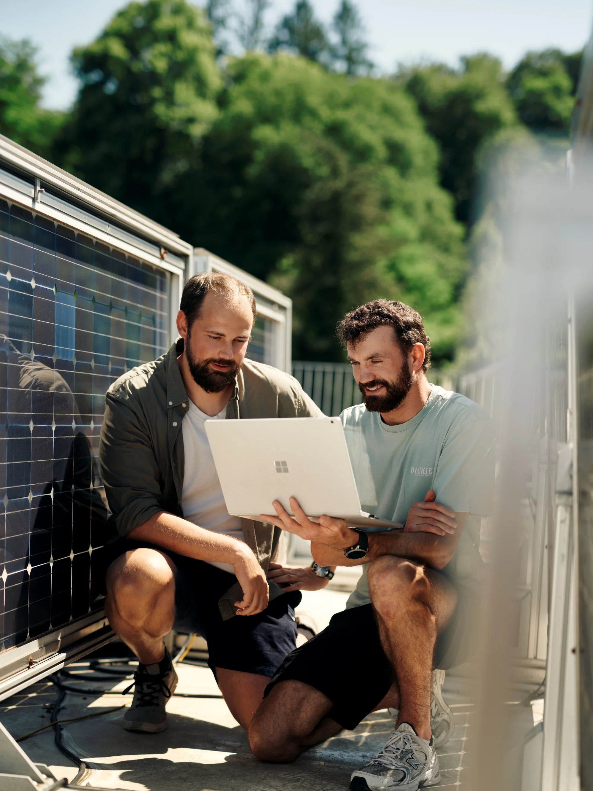 Der Strom aus Solaranlagen kann gemäss Lasse Oergel und Lukas Jonas Lisser innerhalb Quartiere verkauft werden.
