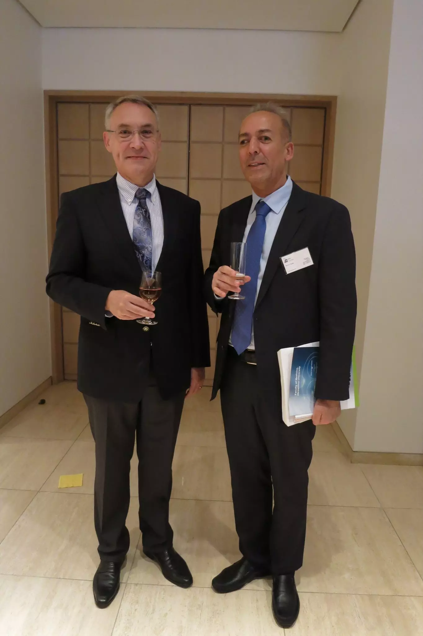 Alireza Darvishy mit einem Schweizer Botschafter in Tokyo