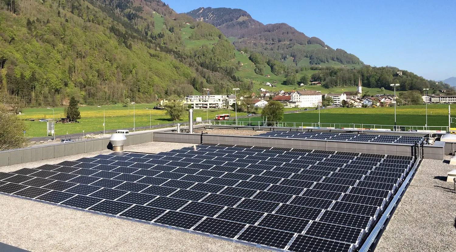 Hybridmodule (PVT) auf dem Dach der linth-arena sgu, vergrösserte Ansicht