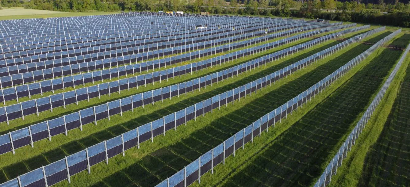 Vertical east-west agri-PV system in Donaueschingen by Next2Sun (Image: Next2Sun). Total output of the system: 4.1 MWp on an area of 14 ha (Next2Sun, n.d.-b).
