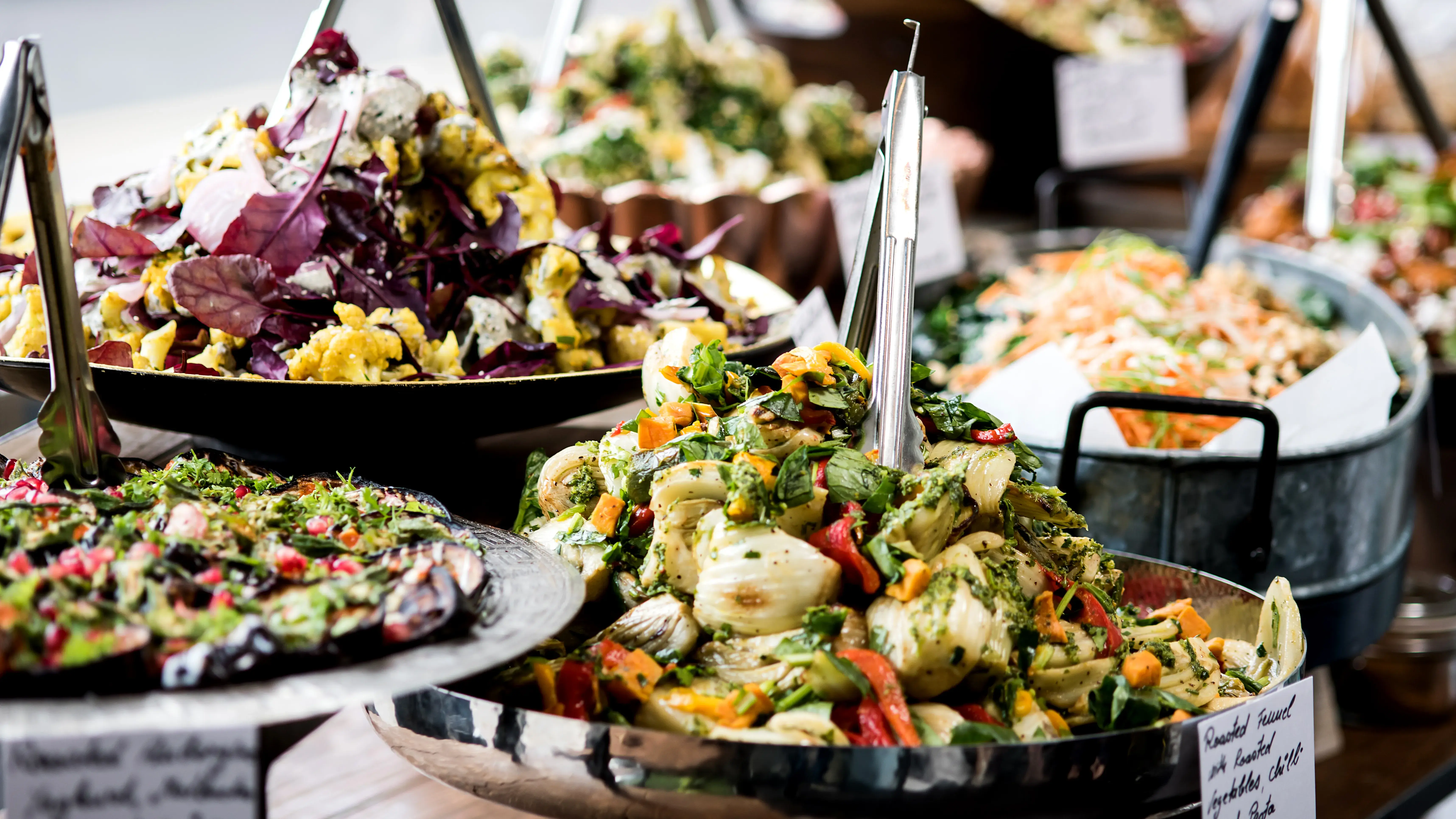 Auf dem Bild sieht man ein Buffet mit diversen Gerichten in Schüsseln.