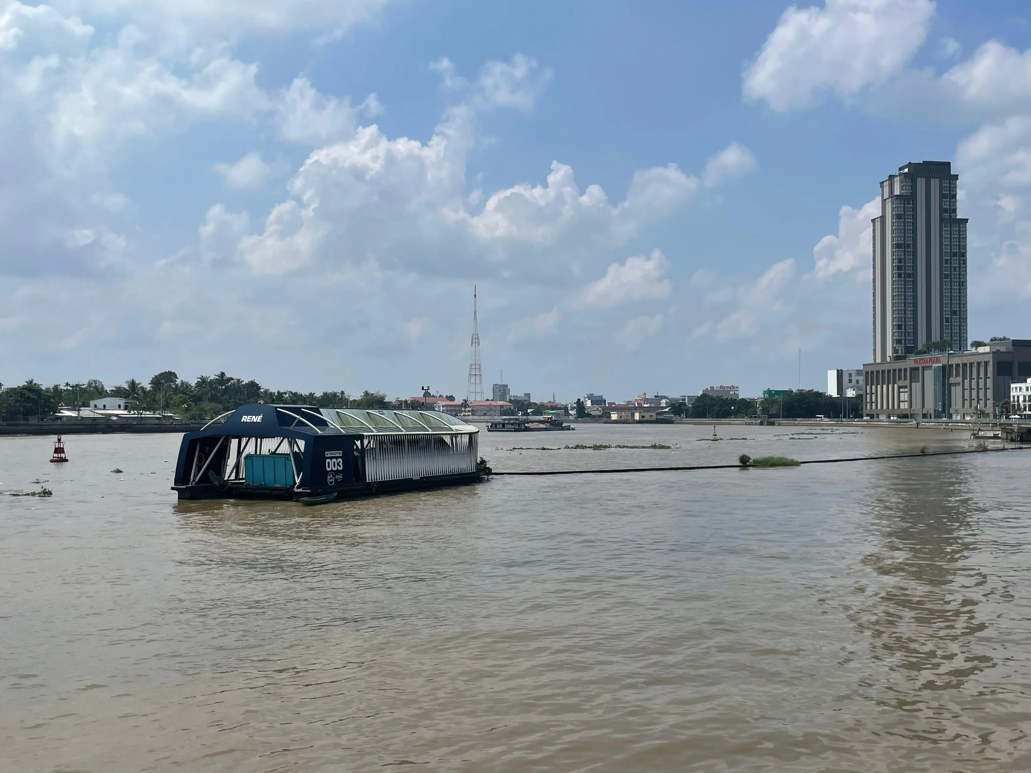 Der Interceptor der Non-Profit-Organisation The Ocean Cleanup, ein Projektpartner der Bachelorarbeit. Diese Technologie fängt schwimmenden Müll im Fluss auf (Foto: Selina Pfäffli 2024)