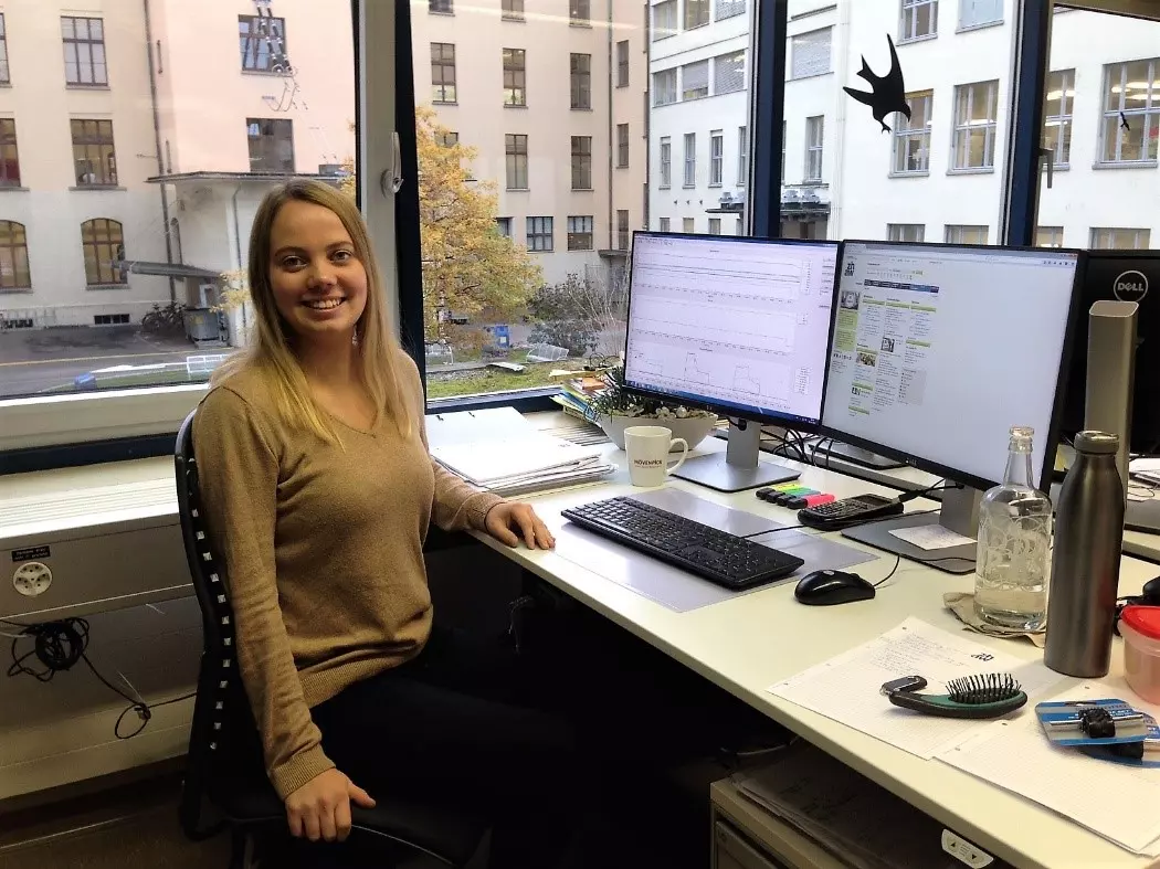 Das Foto zeigt die IEFE-Praktikantin Lisa Ubbenjans an ihrem Arbeitsplatz im Büro an der ZHAW.