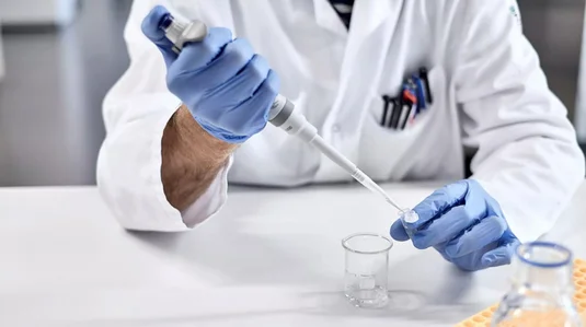 Vergrössern: Laborant am Pipettieren