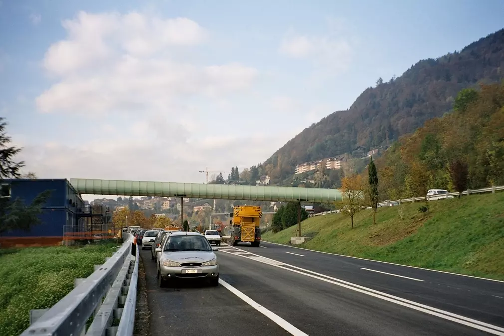 Schweizerische Landesausstellung EXPO.02 Yverdon Nach der EXPO.02 konnte ein Teil der Brücken als Baustellenprovisorium über die Autobahn bei Glion eingesetzt werden.