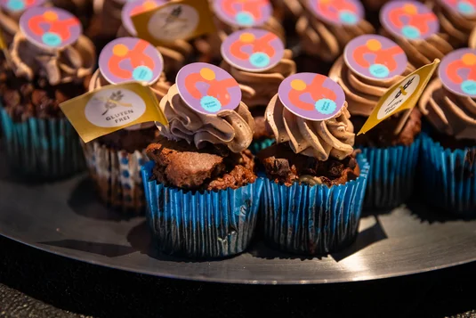 Bild vergrössern: Auf einem Tablett stehen mehrere Cupcakes mit je einem Event-Logo vom Alumni-Forum