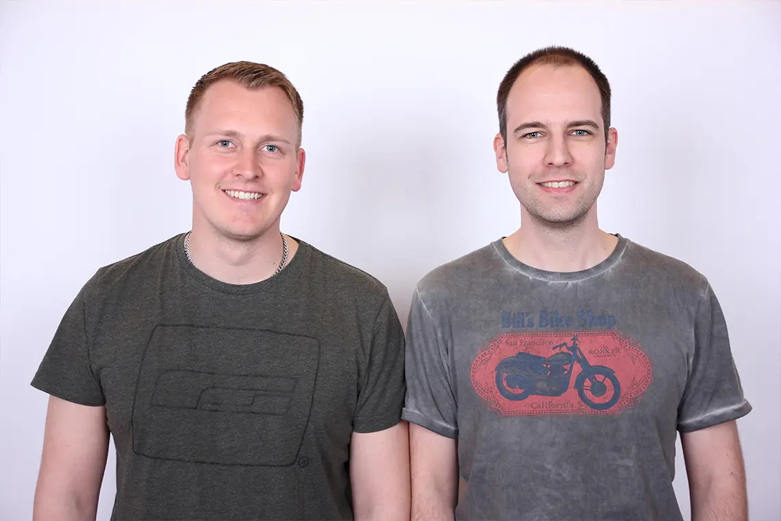 Tobias Haas (links) und Remo Schläpfer haben einen Kapselautomaten entwickelt.