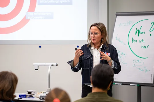 Bild vergrössern: Die Workshop-Leitende Katja Kurz referiert vor den Anwesenden zum Thema Achtsamkeit
