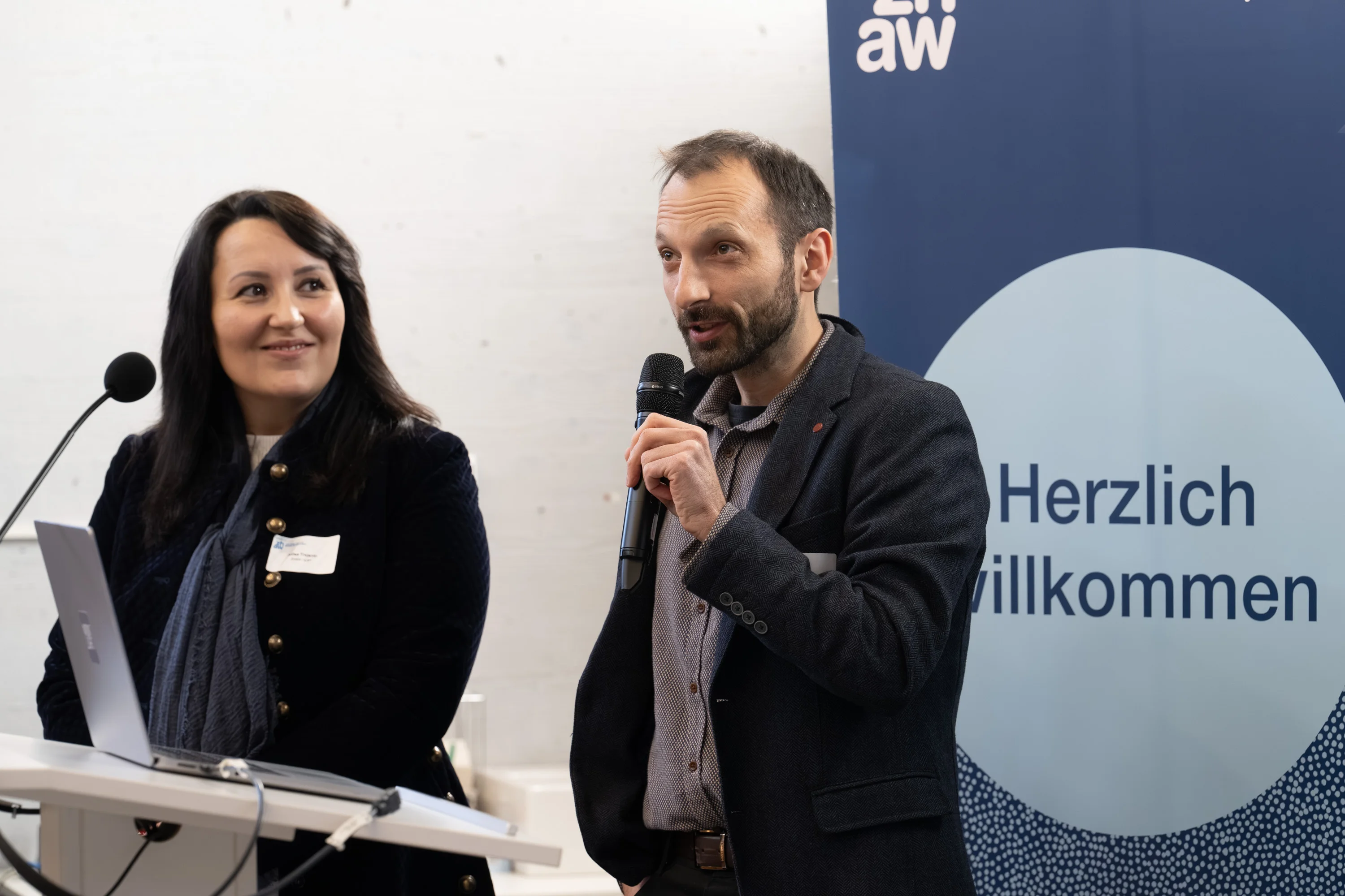 Adisa Trnjanin und Norman Juchler an einem Rednerpult bei einer Veranstaltung der ZHAW, Norman Juchler spricht ins Mikrophon