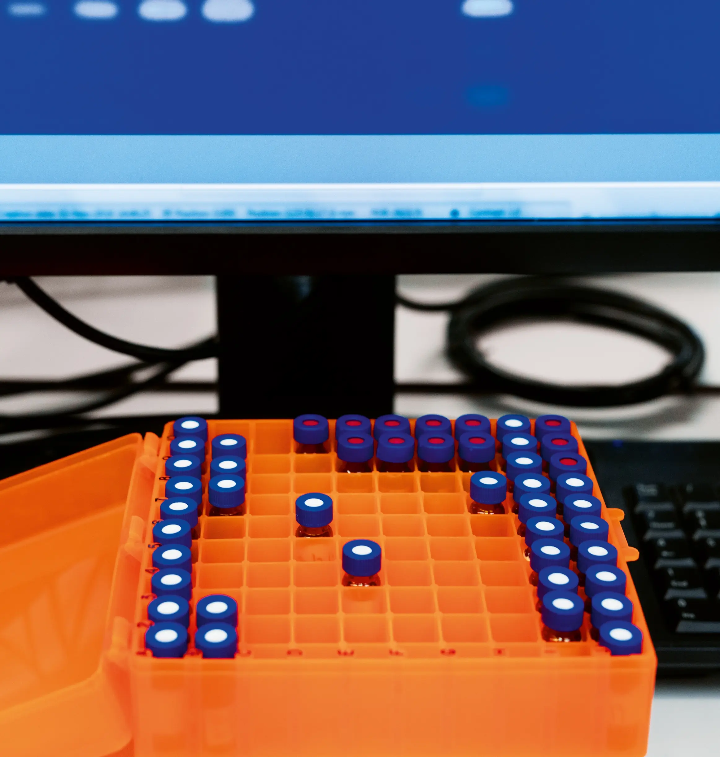 Ein orange plastik Box mit blauen Ampullen. 